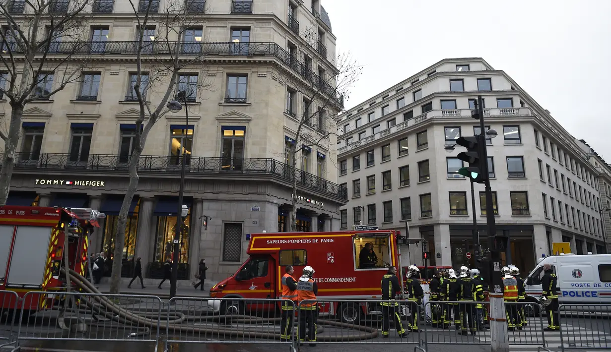Petugas pemadam tiba di lokasi kebakaran yang melanda Hotel Ritz, Paris, Selasa (19/1). Hotel ini pernah menjadi tempat Putri Diana dan Dodi Fayed menghabiskan malam terakhir sebelum tewas dalam kecelakaan mobil pada 1997. (AFP PHOTO/Lionel Bonaventure)