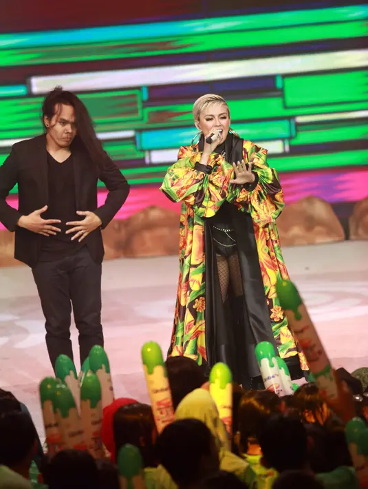 Tujuan aplikasi itu, agar penyanyi dan pemeran itu bisa lebih dekat dengan para penggemarnya. Begitu juga dengan go internasional yang sedang dirintisnya. Ia berharap banyak yang terinspirasi. (Nurwahyunan/Bintang.com)