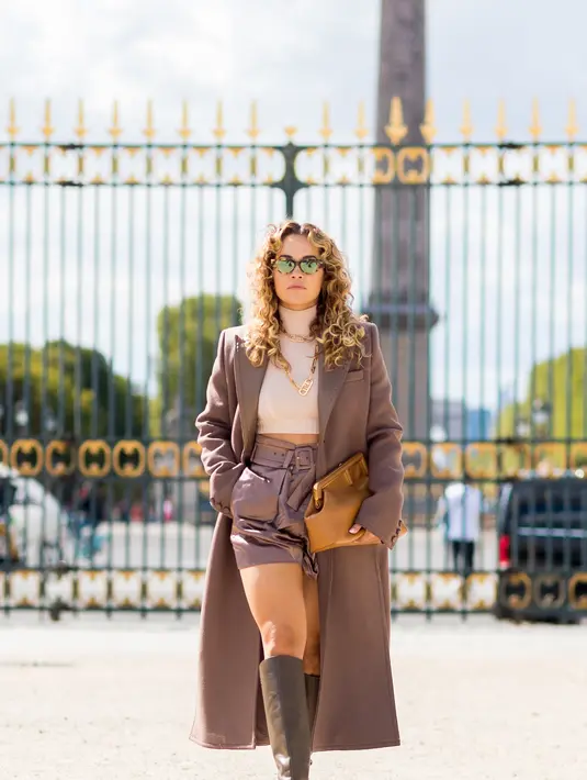 Tampil serba leather, tas FENDI First tampak edgy saat digenggam Rita Ora lengkap dengan boots sebetisnya. (Foto: Fendi)