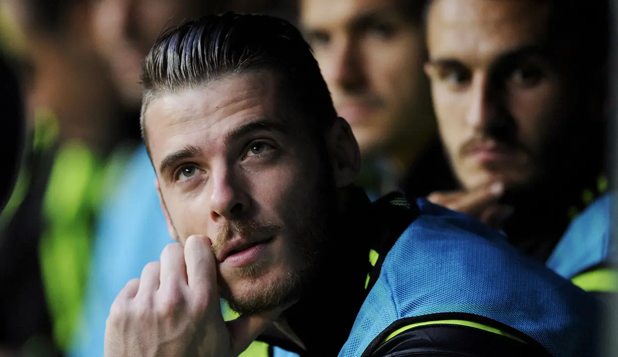 Kiper Spanyol, David De Gea duduk dibangku cadangan pada laga kualifikasi Piala Eropa 2016 melawan Slovakia di Stadion Carlos Tartiere, Spanyol, Sabtu (5/9/2015). (Reuters/Eloy Alonso)