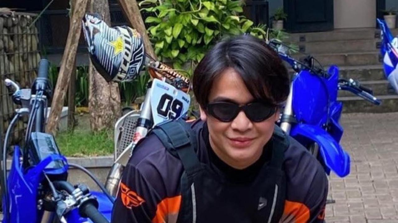 Wajah Billy yang mirip dengan mendiang Olga membuatnya mudah diterima publik. Ia kemudian banjir tawaran pekerjaan sebagai pembawa acara. Yuk Kita Sahur hingga Dahsyat menjadi beberapa acara yang dipandunya.