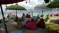 Salah satu tempat bersantai langsung menghadap pantai di depan hotel di Gili Trawangan. (Liputan6.com/Musthofa Aldo)