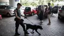 Petugas dan anjing unit k-9 mengecek tempat parkir di kawasan Stasiun Gambir, Jakarta, Kamis (1/6). Hal ini dilakukan sebagai upaya mencegah hal yang tidak diinginkan pasca bom Terminal Kampung Melayu. (Liputan6.com/Faizal Fanani)