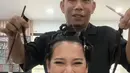 Indah sendiri mengatakan jika sudah lama tidak memotong rambut panjangnya tersebut. Dalam video tersebut Indah pun memerlihatkan rambut yang telah dipotong oleh hairstylistnya. [@indahpermatas]