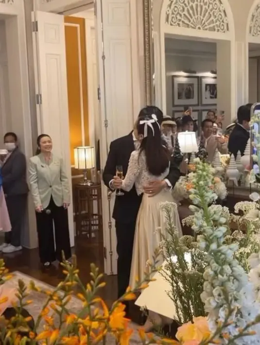<p>Nong Poy membagikan foto pernikahannya yang digelar sederhana di Hotel Mandarin Oriental Bangkok. [@poydtreechada]</p>