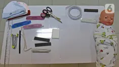 Alat pembuat Face Shield (italic) terlihat di  RSIA Tambak, Jakarta, Selasa (14/4/2020). RSIA Tambak membuat face shield (italic) mandiri menggunakan plastik mika, direkatkan dengan karet atau bandana menggunakan topi bayi menghindarkan alergi pada kulit bayi. (Liputan6.com/Herman Zakharia)