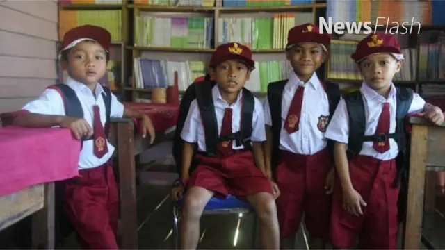 Bantuan alat sekolah dari Presiden Joko Widodo atau Jokowi akhirnya tiba di Bengkayang, Kalimantan Barat. Bantuan ini menjawab permintaan anak-anak SDN 04 Sungkung yang meminta tas sekolah kepada Jokowi melalui video.