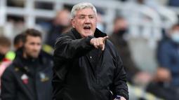 Steve Bruce. Ia menjadi anak asuh Alex Ferguson di Manchester United mulai 1987 hingga 1996. Bek yang pensiun pada 1999 ini langsung menangani Sheffield United sebagai pelatih merangkap pemain. Saat ini menjadi pelatih Newcastle United sejak 17 Juli 2019 lalu. (Foto: AFP/Pool/Carl Recine)