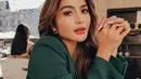 Usai berjalan-jalan, Debi pun mampir ke sebuah restoran yang ada di Paris. Tampil keren mengenakan busana seperti blazer, parasnya pun terlihat memesona yang menuai banyak pujian dari netizen. Aktris yang gemar berolahraga ini pun dipuji dengan makeupnya yang tampil flawless. (Liputan6.com/IG/@debisagita)