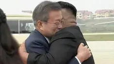 Presiden Korea Selatan, Moon Jae-in (kiri) memeluk pemimpin Korea Utara, Kim Jong-un setibanya di Pyongyang, Selasa (18/8). Kedatangan Moon Jae-in ke negara tersebut adalah untuk pertemuan ketiga dengan Kim Jong-un. (Korea Broadcasting System via AP)