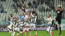 Seperti biasa, para pemain Juventus memberikan ucapan terima kasih kepada para suporternya usai laga (GIUSEPPE CACACE / AFP)