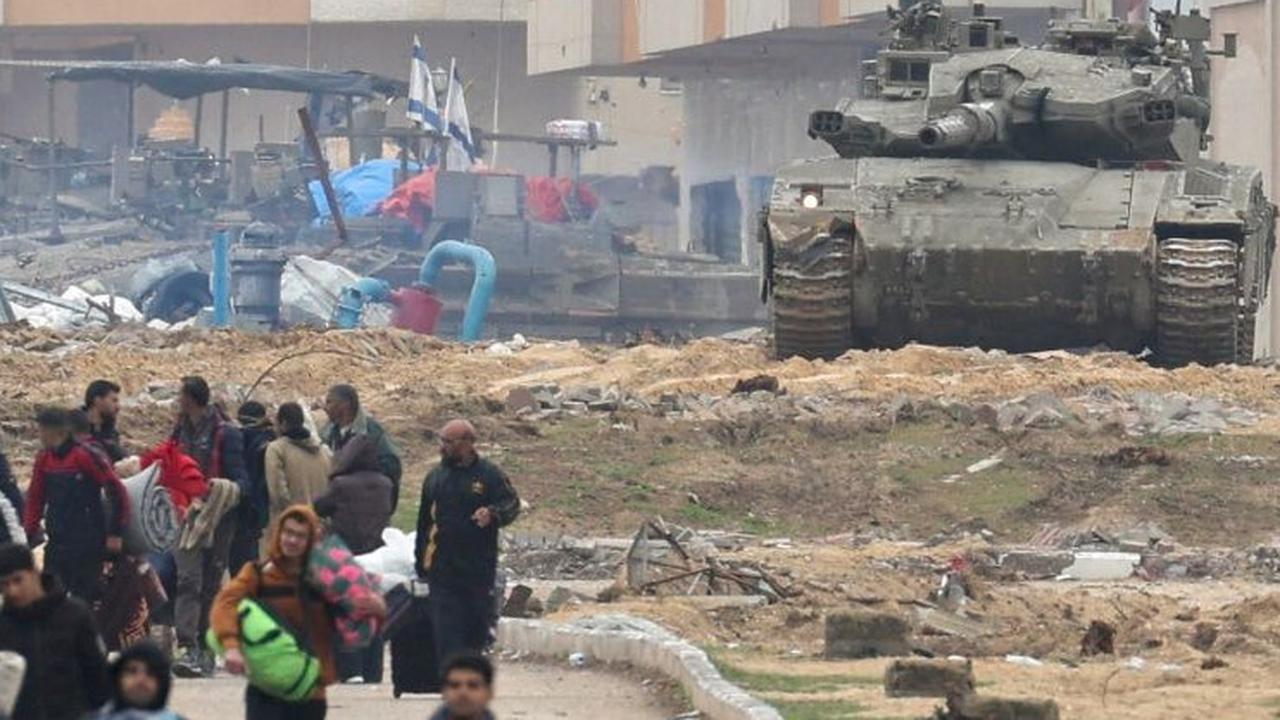 Rasa was-was itu muncul saat melewati tank Israel yang mengawasi mereka saat mengungsi ke Rafah.<br>(Foto  Reuters / Ibraheem Abu Mustafa)<br>