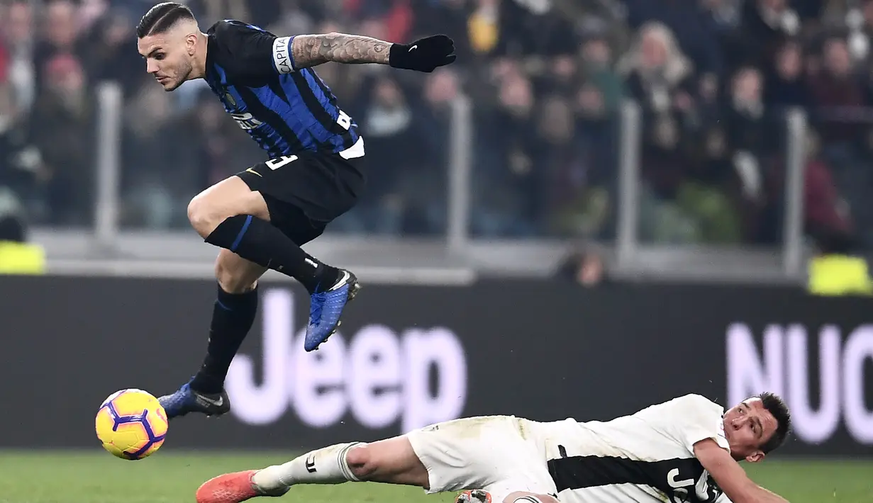 Pemain depan Inter Milan, Mauro Icardi (kiri) melompat melewati striker Juventus Mario Mandzukic selama pertandingan lanjutan Liga Serie A Italia di Allianz stadium, Turin (7/12). Juventus menang tipis atas Inter Milan 1-0. (AFP Photo/Marco Bertorello)