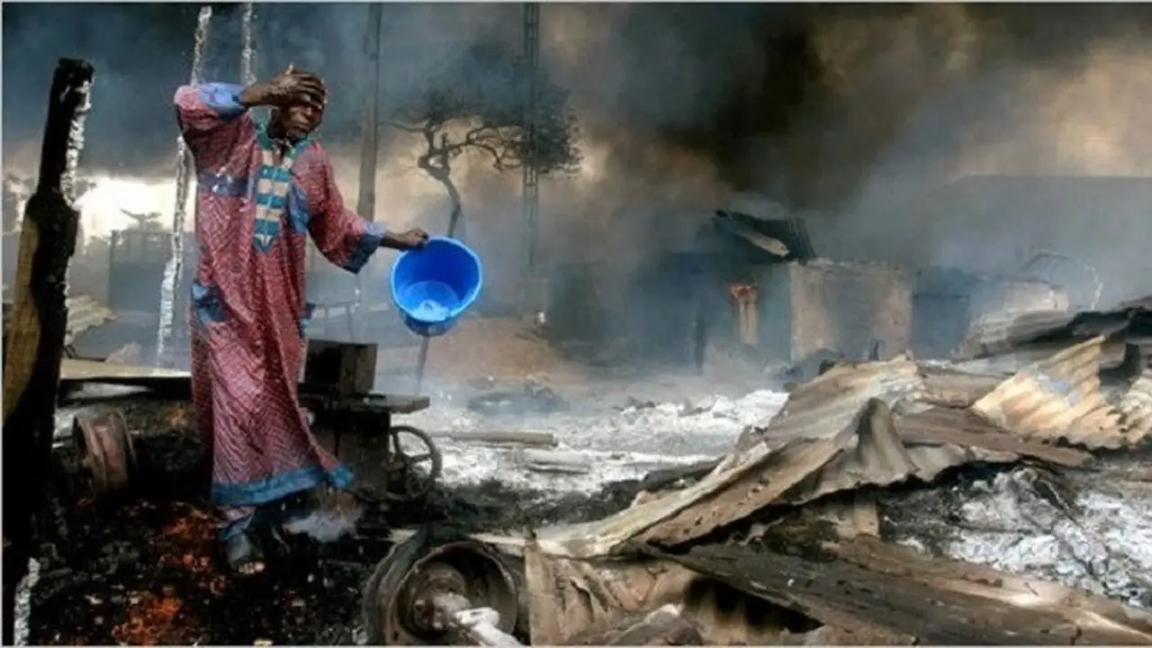 Ledakan pipa minyak di Lagos, Nigeria pada 26 Desember 2006. Peristiwa itu menewaskan 260 orang tewas (AP)