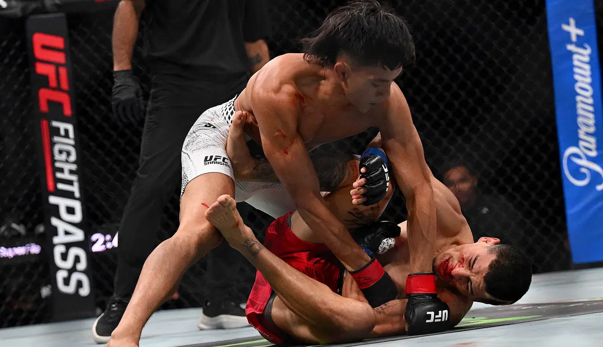 Petarung Indonesia Bilal Hasan  saat melawan petarung  dari Peru Nilson Rojas dalam pertandingan kelas terbang putra pada ajang UFC Fight Night di Oriental Sports Center, Shanghai, Sabtu, 29 Agustus 2026. (AFP/ Jade Gao)