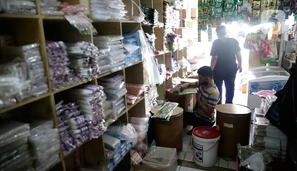 Aktivitas pedagang wadah dan kemasan plastik di Cipadu, Kota Tangerang, Jumat (17/9/2021). Tahun depan, pemerintah akan memutuskan untuk menerapkan cukai plastik, cukai alat makan dan minum sekali makan, serta cuka minuman manis dalam kemasan. (Liputan6.com/Angga Yuniar)