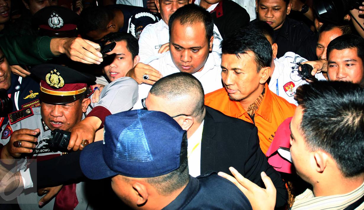 Gubernur Sumatera Utara Gatot Pujo Nugroho (rompi oranye) ditahan usai menjalani pemeriksaan di KPK, Jakarta, Senin (3/8/2015). Gatot dan istrinya ditahan terkait kasus suap terhadap hakim PTUN Medan. (Liputan6.com/Helmi Afandi)