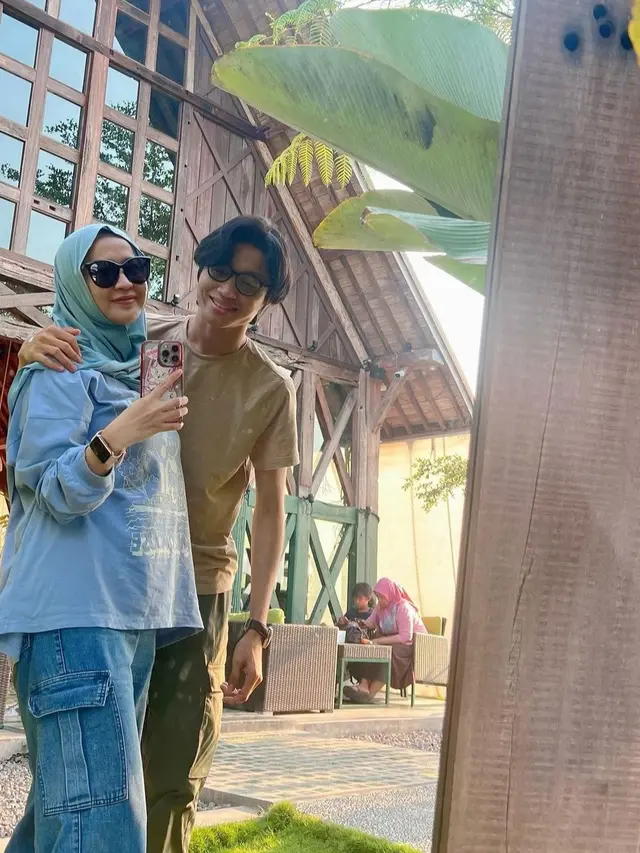 Potret Kebersamaan Kiesha Alvaro dan Okie Agustina