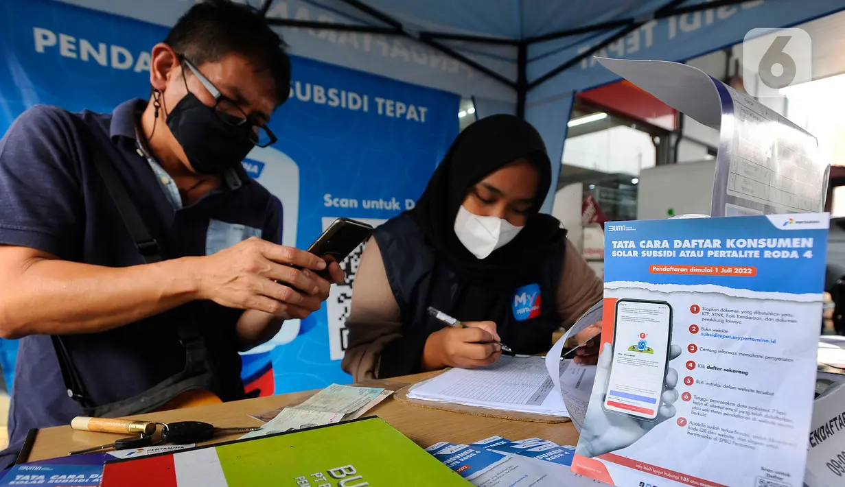 Petugas melayani warga yang mendaftar untuk pembelian bahan bakar minyak (BBM) jenis Pertalite dan Solar subsidi untuk kendaraan roda empat di SPBU Pertamina 31.124.02 di kawasan Fatmawati, Jakarta, Rabu (27/7/2022). PT Pertamina (Persero) mencatat konsumen yang mendaftarkan kendaraannya sebagai pengguna BBM jenis Pertalite dan Solar subsidi terus meningkat hingga mencapai 220 ribu kendaraan. (merdeka.com/Arie Basuki)