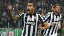 Penyerang Juventus, Carlos Tevez merayakan selebrasi usai mencetak gol ke gawang Real Madrid pada leg pertama babak semifinal Liga Champions di Juventus Stadium, Rabu (6/5/2015). Juventus menang 2-1 atas Real Madrid. (Reuters/Stefano Rellandini)