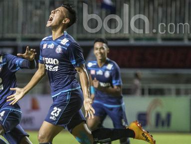 Hanif Sjahbandi merayakan golnya ke gawang PBFC pada laga Final Piala Presiden 2017 di Stadion Pakansari, Bogor, Minggu (12/3/2017). (Bola.com/Vitalis Yogi Trisna)