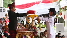 Presiden Jokowi menyerahkan Bendera Merah Putih kepada Fariza Putri Salsabila, anggota Pasukan Pengibar Bendera Pusaka (Paskibraka), saat Upacara Peringatan Detik-detik Proklamasi 17 Agustus di Istana, Jakarta, Kamis (17/8). (Liputan6.com/Pool)