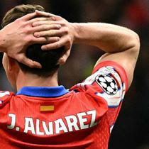 Pemain depan Atletico Madrid asal Argentina bernomor punggung 19, Julian Alvarez, bereaksi selama pertandingan leg kedua babak 16 besar Liga Champions UEFA antara Club Atletico de Madrid dan Real Madrid CF di stadion Metropolitano di Madrid, Kamis dini hari WIB (13-3-2025). (JAVIER SORIANO/AFP)