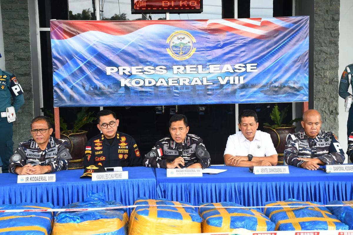 FOTO: TNI AL Gagalkan Upaya Penyelundupan Sianida di Pelabuhan Bitung