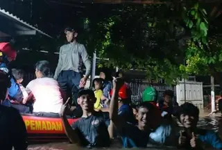 Banjir yang menggenangi 10 RW di Kecamatan Ciracas, Jakarta Timur, dipastikan bukan semata-mata disebabkan turap jebol. (Foto: Antara)