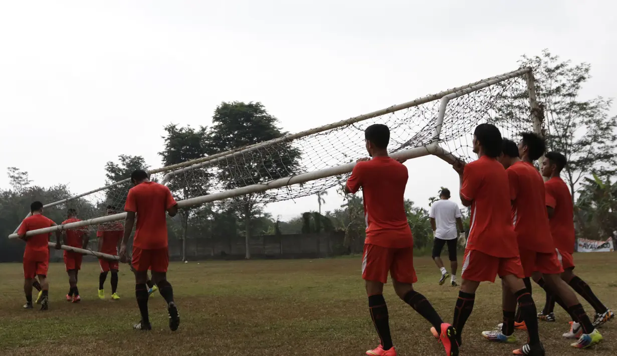 Sejumlah pemain Persija menggotong gawang saat berlatih jelang Piala Jenderal Sudirman di Lapangan National Youth Training Center, Sawangan, Depok, Jumat (30/10/2015). (Bola.com/Vitalis Yogi Trisna)