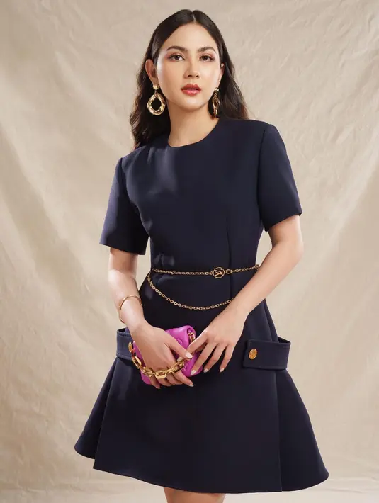 Selain warna cream, navy juga tak kalah elegan dipadukan dengan warna emas. Untuk aksen emas, kamu bisa tambahkan dalam bentuk aksesori belt seperti Jessica MIla. [Foto: IG/jscmila].