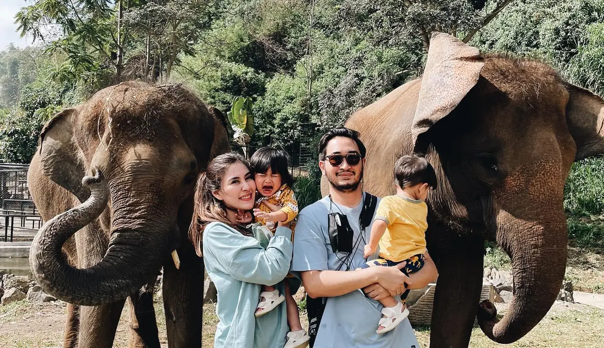 <p>Gaya liburan kasual dengan outfit set loungewear dan kaus serta short. (Foto: Instagram @ritchieismail)</p>