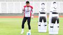 Ikram Algiffari saat  latihan bersama Timnas Indonesia U-20 di Stadion Madya, Gelora Bung Karno, Jakarta, Rabu (5/2/2025). (Bola.com/Abdul Aziz)