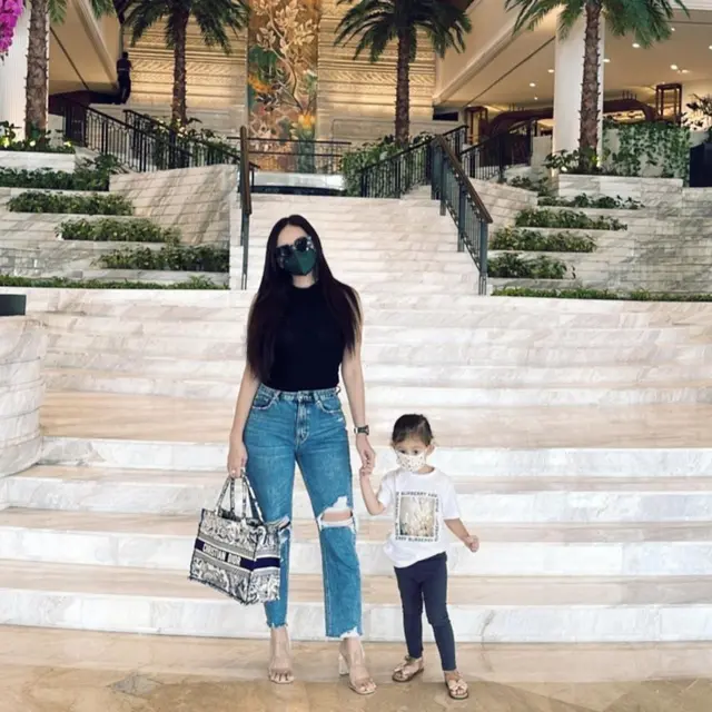 OOTD Aura Kasih saat Momong Anak