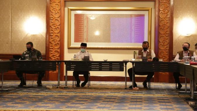 Saat temu perwakilan IDI Jawa Timur di Surabaya, Jawa Timur, Kamis (16/7/2020), Ketua Gugus Tugas Percepatan Penanganan COVID-19 Doni Monardo berkomitmen melindungi tenaga kesehatan yang bertugas menangani COVID-19. (Dok Badan Nasional Penangggulangan Bencana/BNPB)