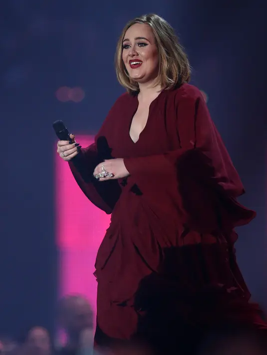 Pelantun lagu 'Hello', Adelle, memiliki kisah mistis serupa. Kediamannya kerap menjadi janggal dan menakutkan, pasalnya rumah Adele adalah bekas biara yang menyimpan kisah seram lainnya. (AFP/Bintang.com)