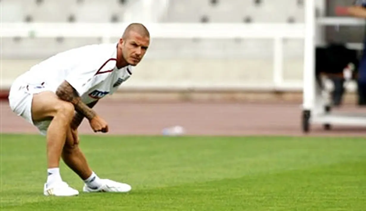 David Beckham stretches during a training session at Olympic Stadium in Barcelona, on September 5, 2008. England take on Andorra on September 6 in their first qualifying match for the 2010 World Cup. AFP PHOTO/PAUL ELLIS
