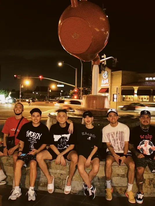 Atau saat Agnez Mo tampil super kasual mengenakan kaus hitam bermotif tulisan dan celana pendek, serta topi, yang semuanya bernuansa senada. [Foto: Instagram/agnezmo]