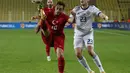 Gelandang Turki, Hakan Calhanoglu menendang bola dari kawalan pemain Rusia, Daler Kuzuaev pada pertandingan UEFA Nations League di Stadion Sukru Saracoglu, Istanbul, Minggu (15/11/2020). Turki menang tipis atas Rusia 3-2. (AP Photo)