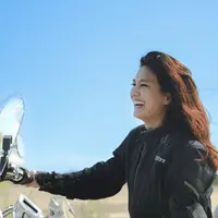 Duma Riris sudah diajak menyusuri jalanan dengan jalur Bima - Sumbawa Besar - Lombok. Bersama sang suami, ia tampil menawan dalam balutan baju yang super stylish. [Foto: instagram/ Duma Riris]