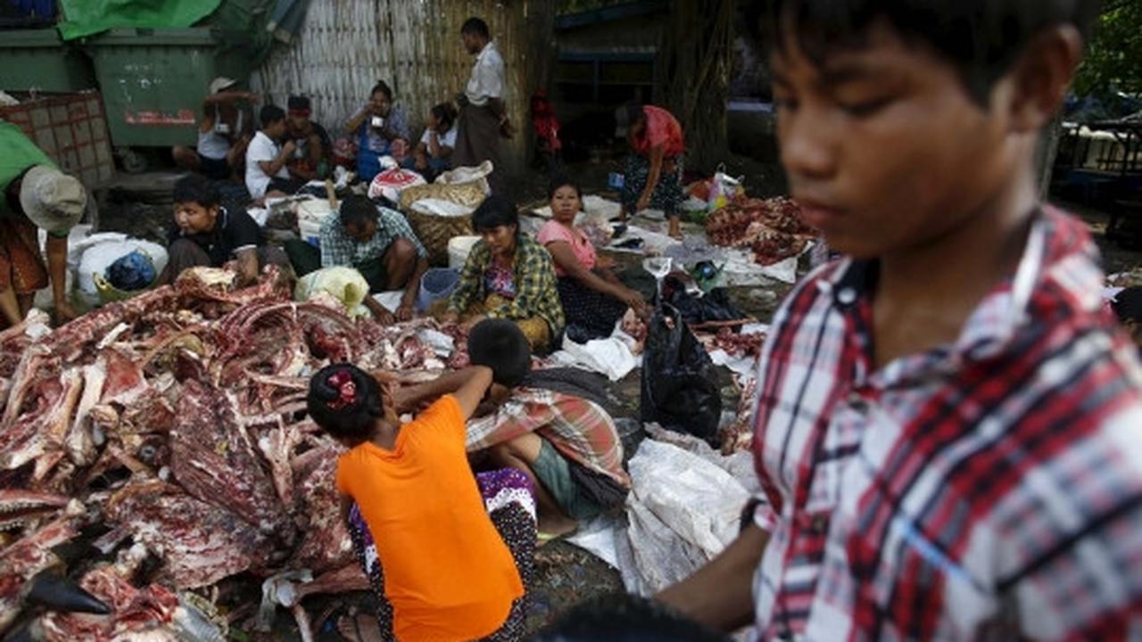 Potret pembagian daging hewan kurban di Myanmar