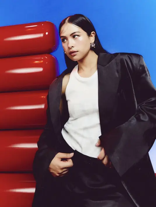 Maudy Ayunda juga terlihat begitu edgy dalam balutan oversized blazer. [Foto: instagram/ GentleWoman]