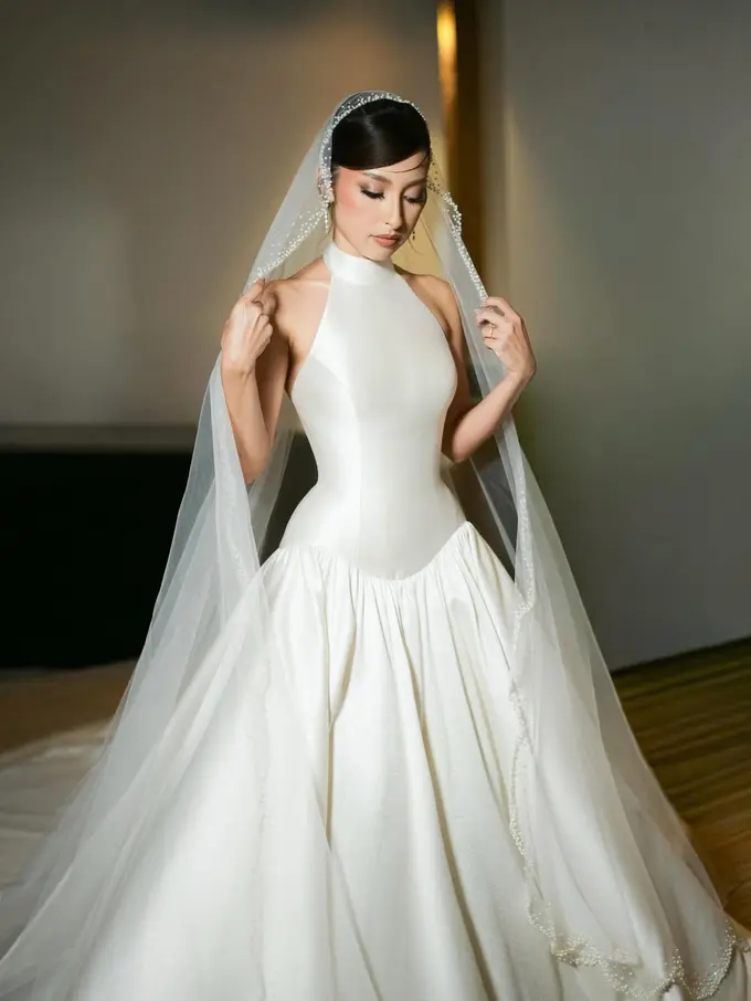 Jennifer Coppen Tampil Modern dengan Gaun Halterneck di Resepsi Pernikahan Bali, Dipadukan Veil 4 Meter yang Dramatis
