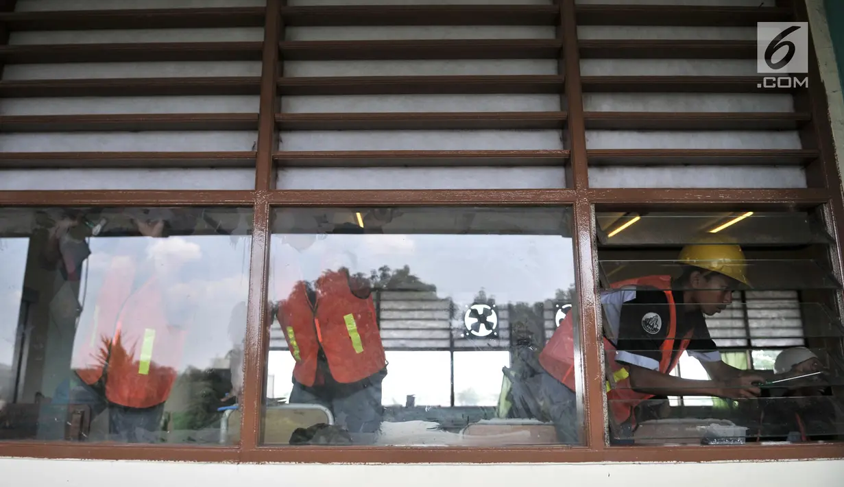 Siswa SMK Negeri 4 Jakarta Utara memasang kipas angin dan penyaring udara di SD Negeri Cilincing 07 Pagi, Jakarta, Kamis (19/9/2019). Instalasi dibuat sebagai kepedulian terhadap siswa SD setempat yang terdampak polusi asap pabrik pembuatan arang serta peleburan aluminium. (merdeka.com/IqbalNugroho)