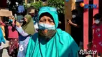 Puluhan warga demo tolak sekolah dijadikan tempat isolasi, di depan SD Negeri Barata Jaya, Surabaya pada Jumat (23/7) siang. Warga mengaku khawatir terpapar Covid-19, jika sekolah dijadikan tempat isolasi.
