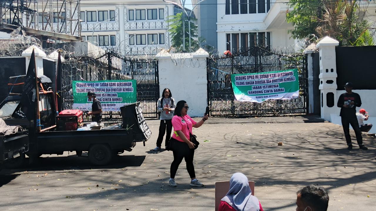 Warga kampung kota di Bandung lakukan aksi di di DPRD Jabar, pada Kamis (4/9).