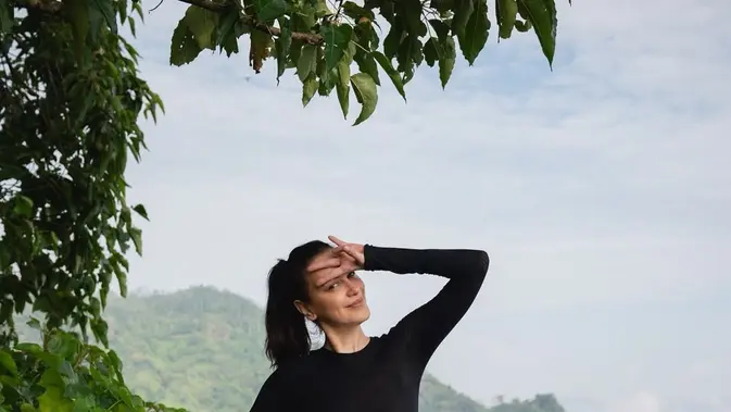Sophia Latjuba Trekking Bareng Anak, Activewear-nya Kece Abis!