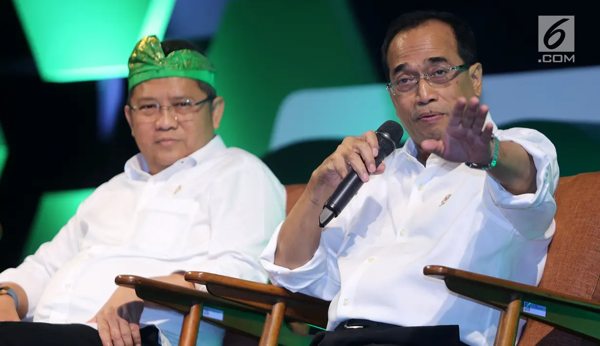 Menhub Budi Karya Sumadi dan Menkominfo Rudiantara memberi keterangan pers saat peluncuran layanan Go-Jek dari Sabang hingga Merauke di Jakarta, Rabu (15/8). (Liputan6.com/Fery Pradolo)