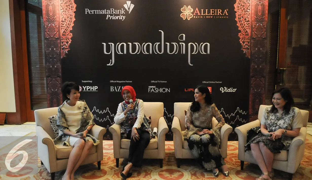 Ki-ka: Ibu Ivy Widjaja, Brand Ambassador Alleira Batik Annisa Pohan, Creative Director Alleira Batik Anita Asmaya Sanin dan Aileen H. Riadi saat konfersi pers Alliera Annual Fashion Show 2016 di Jakarta, Kamis (6/10). (Liputan6.com/Faizal Fanani)