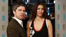 <p>Musisi Inggris Noel Gallagher (kiri) dan istrinya Sara MacDonald berpose saat mereka tiba di karpet merah BAFTA British Academy Film Awards di Royal Opera House, London, Inggris, 8 Februari 2015. &ldquo;Noel dan Sara meminta media untuk menghormati privasi dan juga keluarga kami dalam masa-masa ini,&rdquo; tambah juru bicara mereka. (AFP PHOTO/JUSTIN TALLIS)</p>